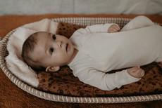 Neugeborenenschlafsack und Babyanzug in 1 inkl. Mütze – Peach Blush via Glow - the store