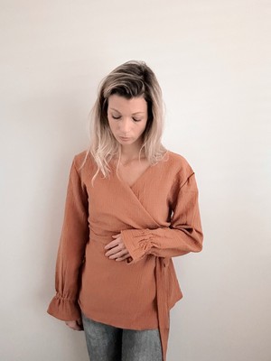 Wickelbluse – Cognac from Glow - the store