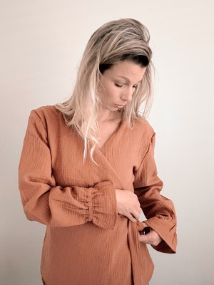 Wickelbluse – Cognac from Glow - the store