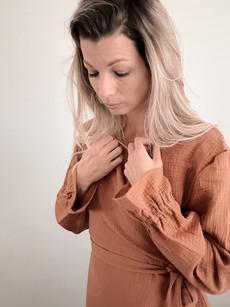 Wickelbluse – Cognac via Glow - the store