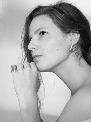 Swirling wind stud earrings silver | B-SELECTION from Julia Otilia