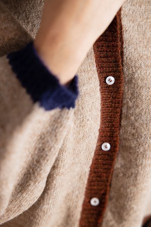 Baby-Alpaka Strickcardigan Sullana Colorblock Sand from Jyoti - Fair Works Baby-Alpaka Strickcardigan Sullana Colorblock Sand from Jyoti - Fair Works