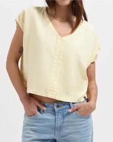 Emily T-Shirt mit V-Ausschnitt via Kuyichi