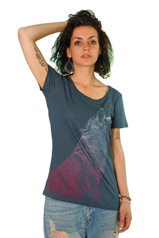 Howling Wolf T-shirt - Bamboo from Loenatix