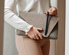 Duurzame laptophoes MARO - Taupe Combi via MADE out of