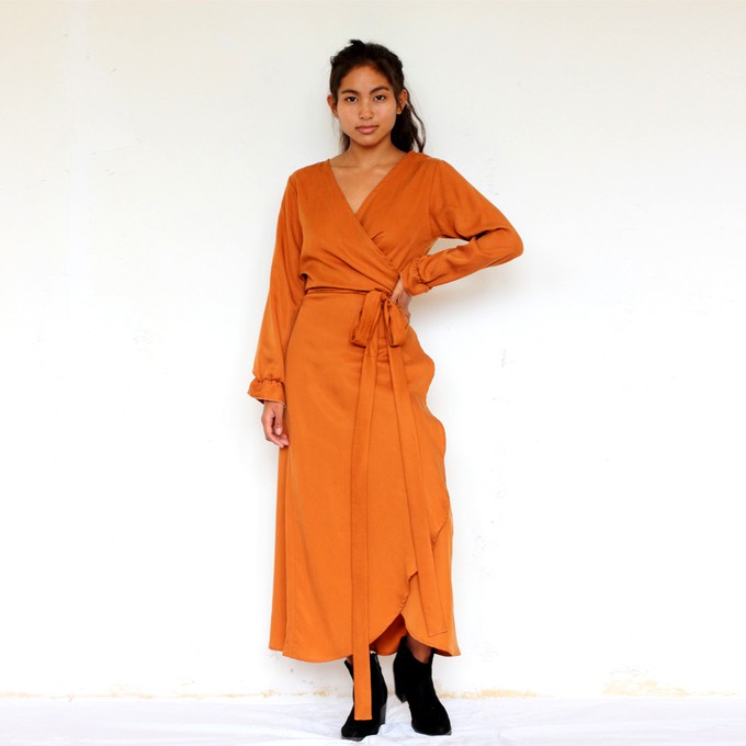 Langärmeliges Tencel Wickelkleid Falta cognac from ManduTrap