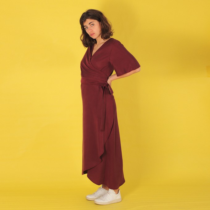 Langes Tencel Wickelkleid „Luma“ in berry from ManduTrap