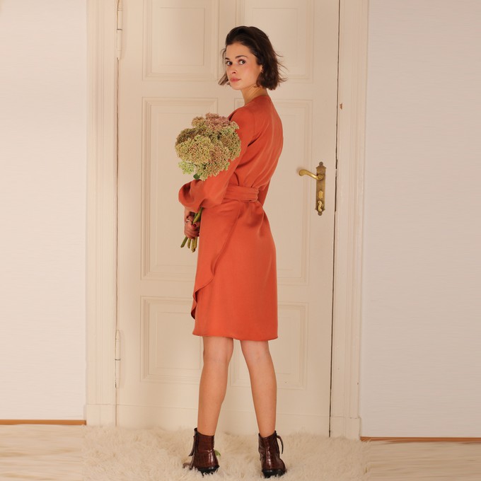 Langärmeliges Tencel Wickelkleid Tilli in rost from ManduTrap