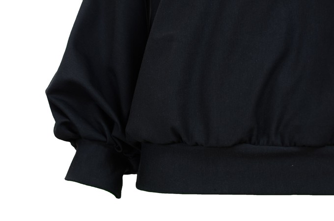 Baumwollpullover Caro mit Ballonärmeln in schwarz from ManduTrap