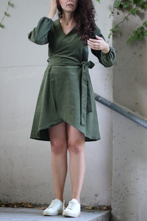 Herbstkleid aus Bio-Baumwolle – Nachhaltiges Wickelkleid aus Cord – grünes Winterkleidkleid from ManduTrap