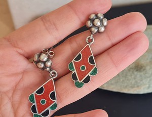 925 Silber, Emaille Cloisonné Ohrringe: Handgefertigter Schmuck aus Rajasthan from ManduTrap