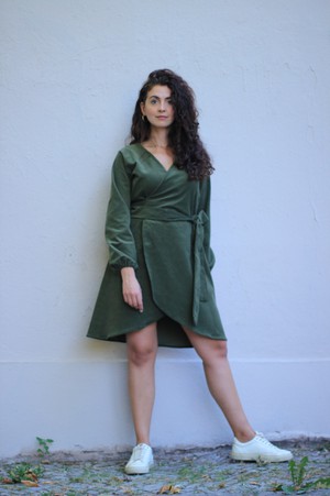 Herbstkleid aus Bio-Baumwolle – Nachhaltiges Wickelkleid aus Cord – grünes Winterkleidkleid from ManduTrap