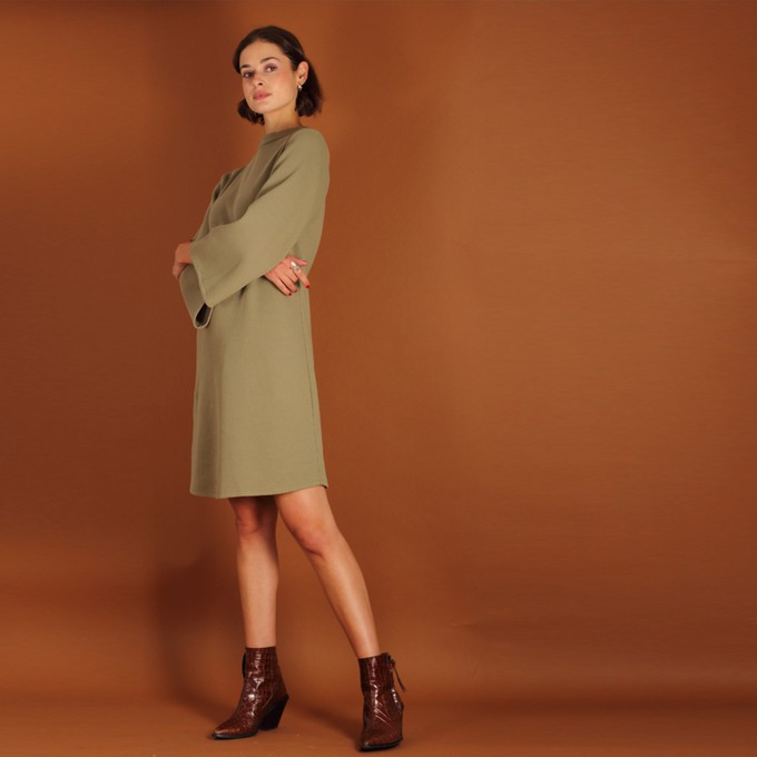 Stehkragenkleid Seyda aus einem Waffelstoff  in olive from ManduTrap