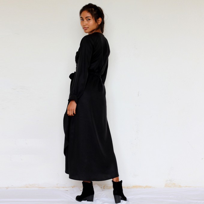 Langärmeliges Tencel Wickelkleid Falta schwarz from ManduTrap