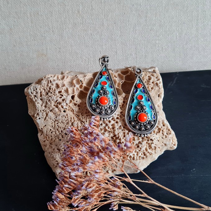 Cloisonné Emaille Ohrringe aus 925 Silber mit rot orangem Naturstein-Koralle from ManduTrap
