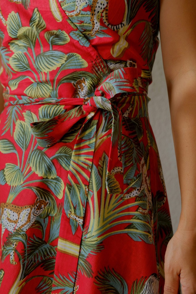 Nachhaltiges Wickelkleid mit Dschungelprint – Patara, knielang & fair produziert from ManduTrap