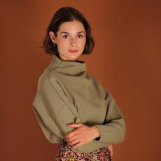 Stehkragen Pullover Dori aus einem Waffelstoff in olive via ManduTrap