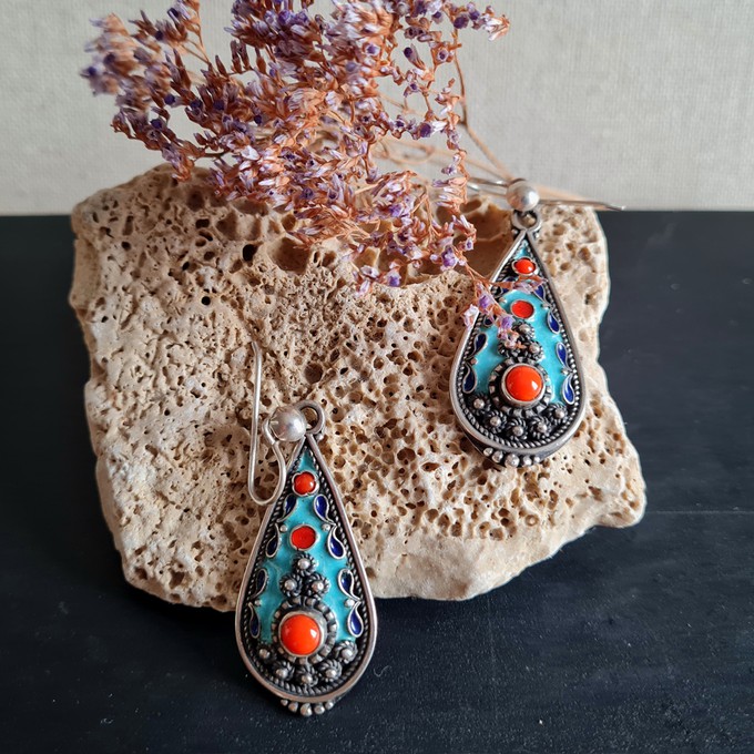 Cloisonné Emaille Ohrringe aus 925 Silber mit rot orangem Naturstein-Koralle from ManduTrap