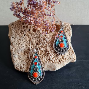 Cloisonné Emaille Ohrringe aus 925 Silber mit rot orangem Naturstein-Koralle from ManduTrap
