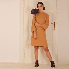 Stehkragenkleid Seyda aus einem Waffelstoff  in sand via ManduTrap