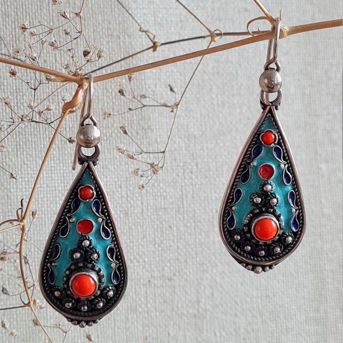 Cloisonné Emaille Ohrringe aus 925 Silber mit rot orangem Naturstein-Koralle from ManduTrap