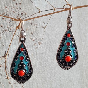 Cloisonné Emaille Ohrringe aus 925 Silber mit rot orangem Naturstein-Koralle from ManduTrap