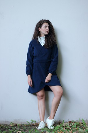 Herbstkleid aus Bio-Baumwolle – Nachhaltiges Wickelkleid aus Cord – blaues Winterkleidkleid from ManduTrap