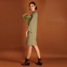 Stehkragenkleid Seyda aus einem Waffelstoff  in olive via ManduTrap