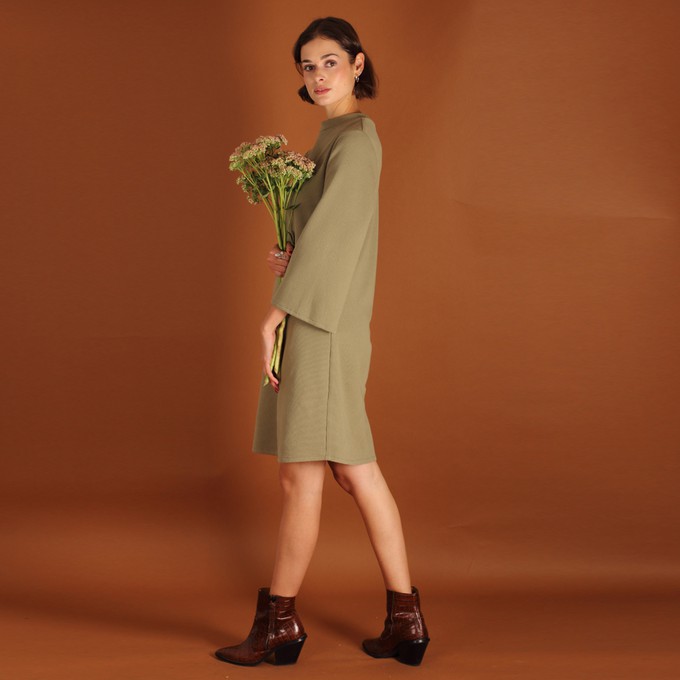 Stehkragenkleid Seyda aus einem Waffelstoff  in olive from ManduTrap