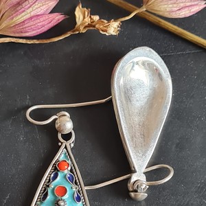 Cloisonné Emaille Ohrringe aus 925 Silber mit rot orangem Naturstein-Koralle from ManduTrap