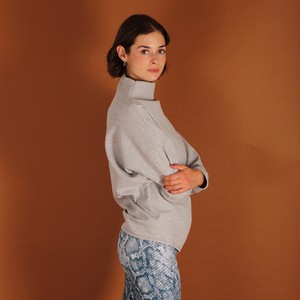Stehkragen Pullover Dori aus einem Waffelstoff in grau meliert from ManduTrap