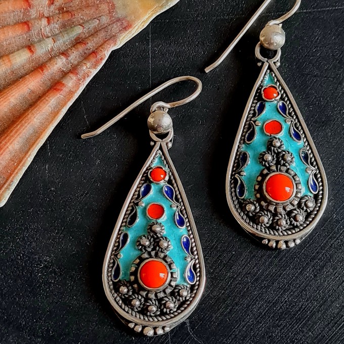 Cloisonné Emaille Ohrringe aus 925 Silber mit rot orangem Naturstein-Koralle from ManduTrap