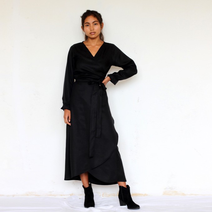 Langärmeliges Tencel Wickelkleid Falta schwarz from ManduTrap
