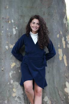Herbstkleid aus Bio-Baumwolle – Nachhaltiges Wickelkleid aus Cord – blaues Winterkleidkleid via ManduTrap