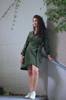 Herbstkleid aus Bio-Baumwolle – Nachhaltiges Wickelkleid aus Cord – grünes Winterkleidkleid via ManduTrap