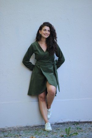 Herbstkleid aus Bio-Baumwolle – Nachhaltiges Wickelkleid aus Cord – grünes Winterkleidkleid from ManduTrap