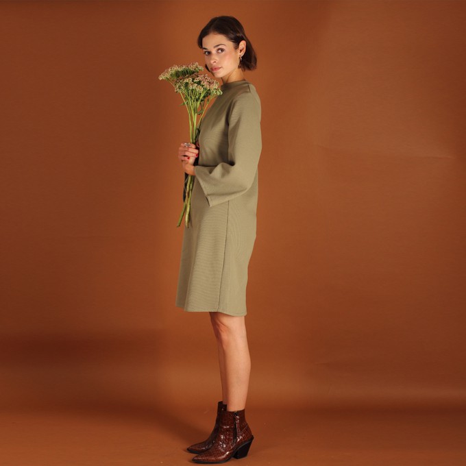 Stehkragenkleid Seyda aus einem Waffelstoff  in olive from ManduTrap