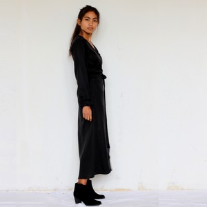 Langärmeliges Tencel Wickelkleid Falta schwarz from ManduTrap