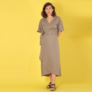 Langes Tencel Wickelkleid „Luma“ in grau-olive from ManduTrap