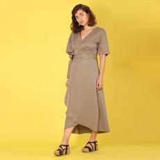 Langes Tencel Wickelkleid „Luma“ in grau-olive via ManduTrap