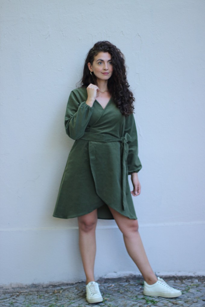 Herbstkleid aus Bio-Baumwolle – Nachhaltiges Wickelkleid aus Cord – grünes Winterkleidkleid from ManduTrap