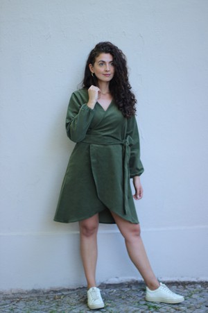 Herbstkleid aus Bio-Baumwolle – Nachhaltiges Wickelkleid aus Cord – grünes Winterkleidkleid from ManduTrap