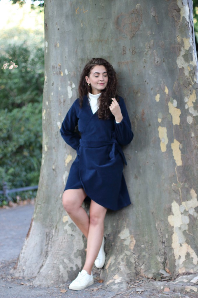 Herbstkleid aus Bio-Baumwolle – Nachhaltiges Wickelkleid aus Cord – blaues Winterkleidkleid from ManduTrap