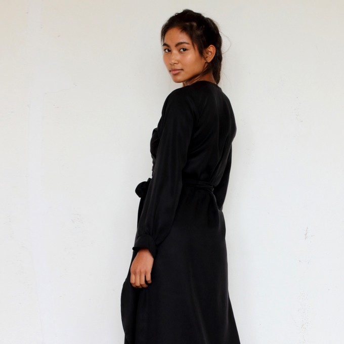 Langärmeliges Tencel Wickelkleid Falta schwarz from ManduTrap