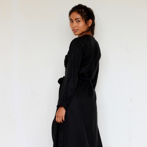 Langärmeliges Tencel Wickelkleid Falta schwarz from ManduTrap
