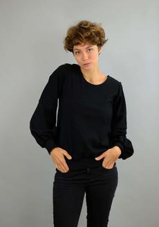 Baumwollpullover Caro mit Ballonärmeln in schwarz via ManduTrap
