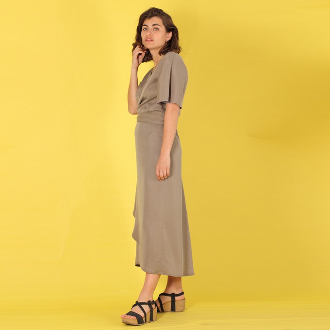 Langes Tencel Wickelkleid „Luma“ in grau-olive from ManduTrap