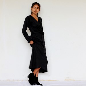 Langärmeliges Tencel Wickelkleid Falta schwarz from ManduTrap