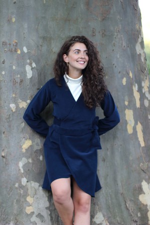 Herbstkleid aus Bio-Baumwolle – Nachhaltiges Wickelkleid aus Cord – blaues Winterkleidkleid from ManduTrap