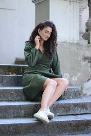 Herbstkleid aus Bio-Baumwolle – Nachhaltiges Wickelkleid aus Cord – grünes Winterkleidkleid from ManduTrap